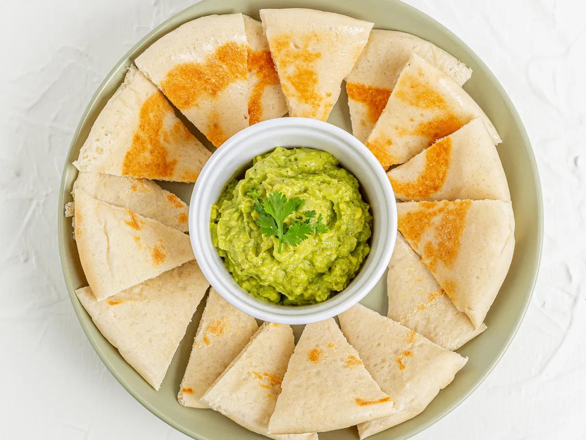 Guacamole with toasted pita bread at Smash Avocaderia, El Poblado
