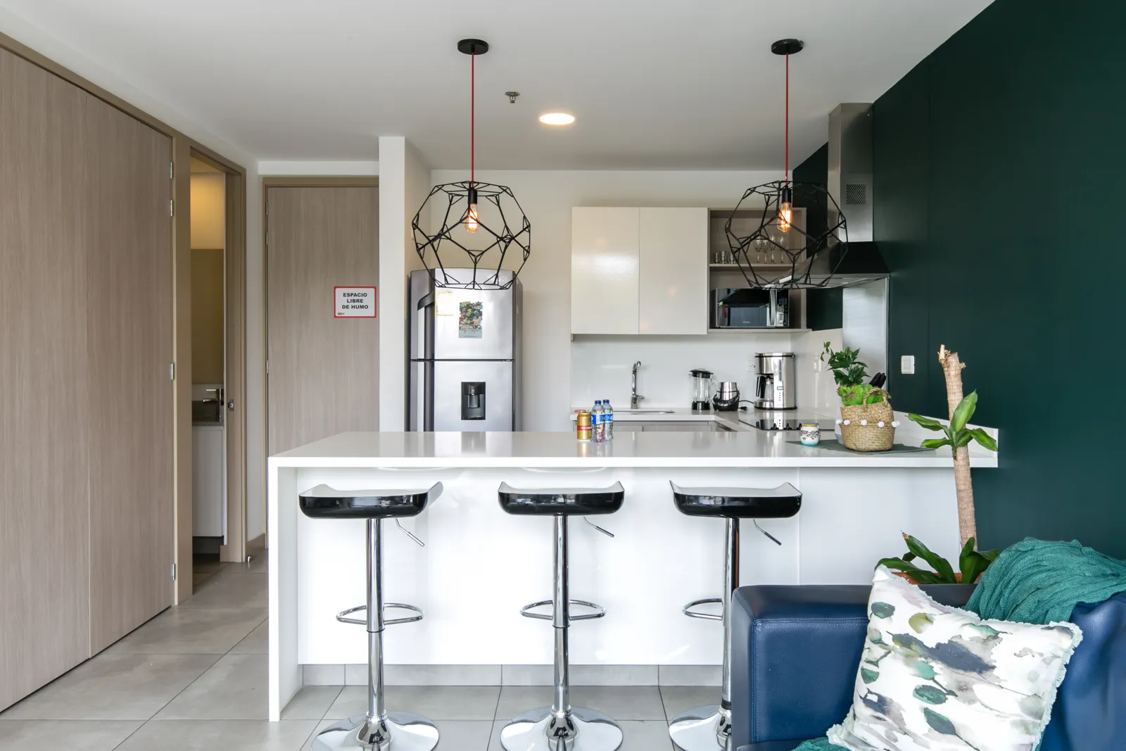 Kitchen and breakfast bar of the apartment for sale at Soul Lifestyle, Medellín
